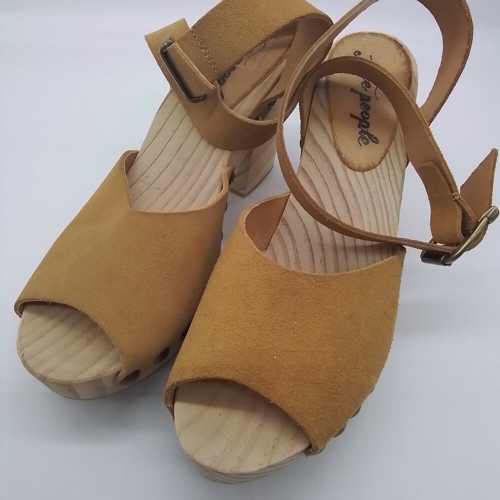 FREE PEOPLE PASADENA TAN SUEDE WOODEN CLOG PLATFORM SANDALS SIZE 38